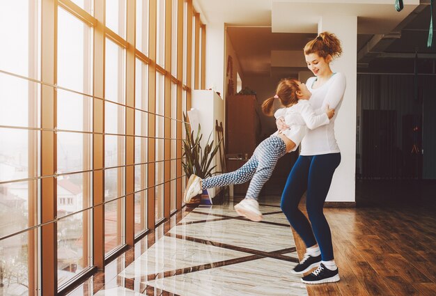 Matriz que joga com sua filha para girar