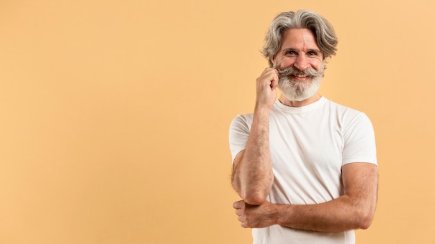 Foto grátis meados de tiro feliz homem sênior com cópia-espaço