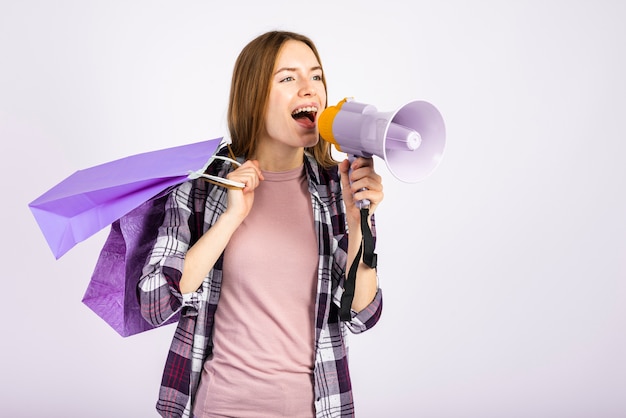 Foto grátis meados de tiro mulher usando um megafone