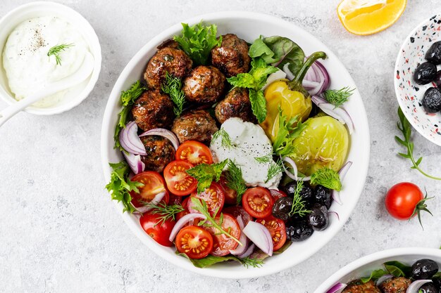 Meatballs gregos com molho tzatziki