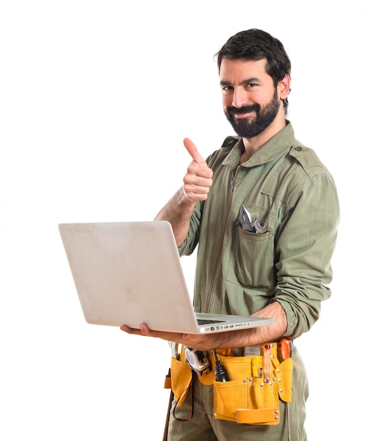 Mecânico com laptop sobre fundo branco