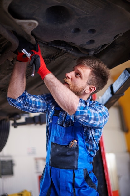 Foto grátis mecânico consertando um carro na oficina