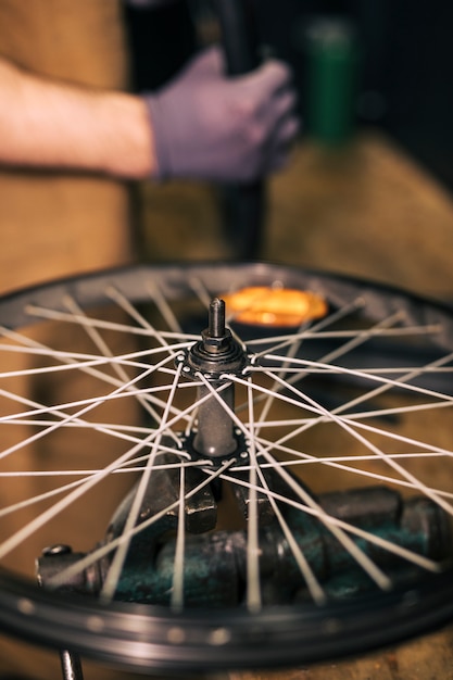 Mecânico consertando uma bicicleta