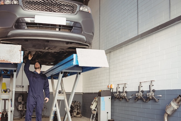 Mecânico examinando um carro