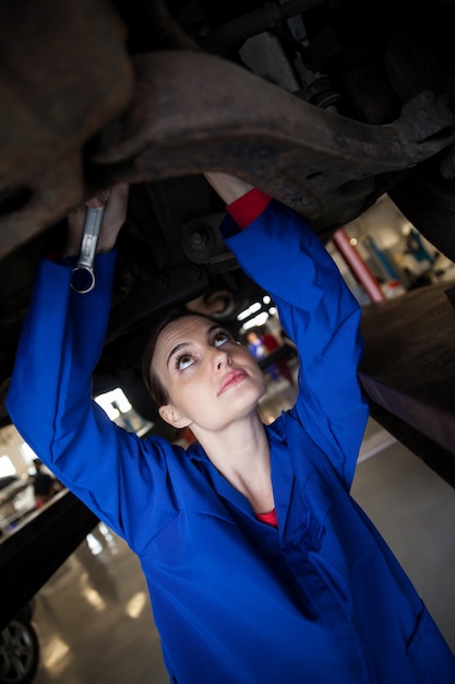 Mecânico fêmea manutenção de um carro