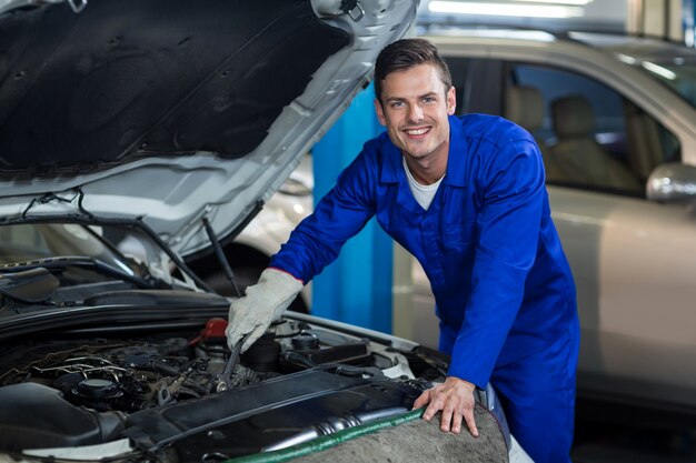 Mecânico manutenção de um motor de carro