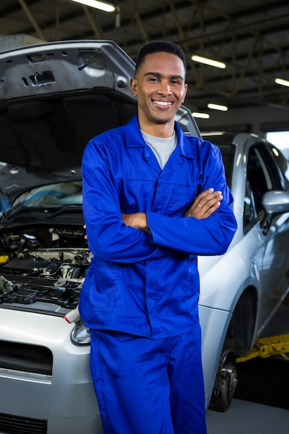 Foto grátis mecânico que está na garagem de reparação