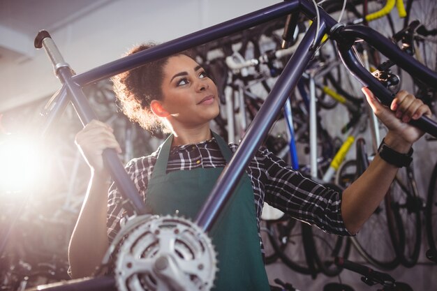 Mecânico que prende uma bicicleta