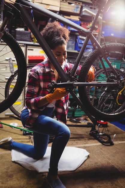 Mecânico que repara uma bicicleta