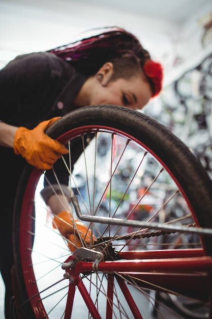 Mecânico que repara uma bicicleta