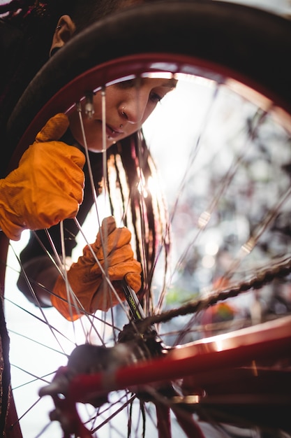 Mecânico que repara uma bicicleta