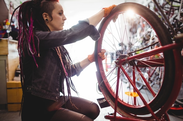 Mecânico que repara uma bicicleta