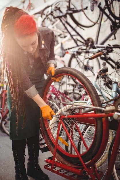 Mecânico que repara uma bicicleta