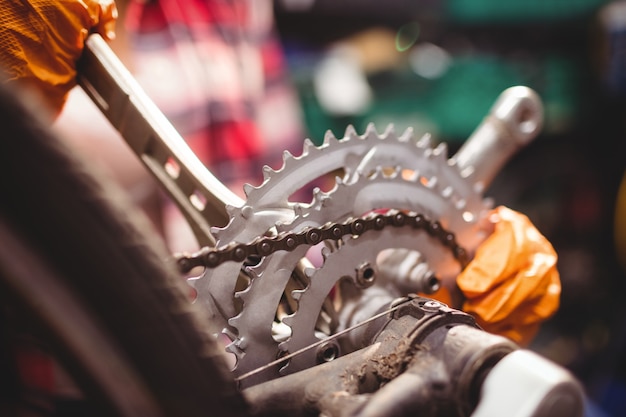 Foto grátis mecânico que repara uma bicicleta