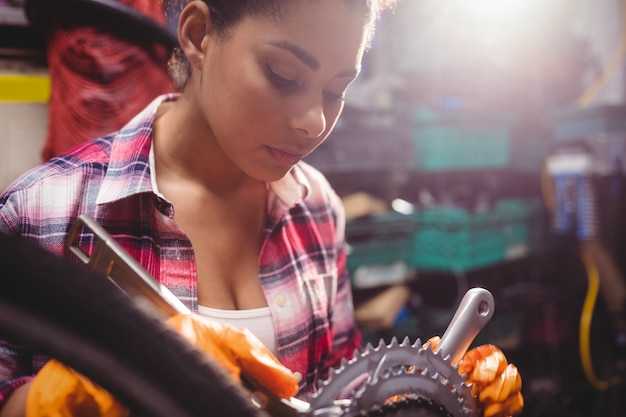 Mecânico que repara uma bicicleta