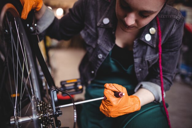 Mecânico que repara uma bicicleta