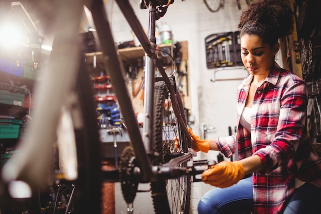 Foto grátis mecânico que repara uma bicicleta