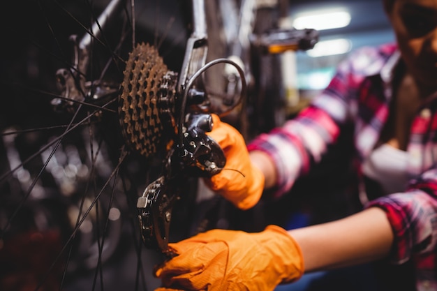 Mecânico que repara uma bicicleta