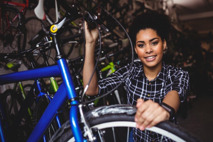 Foto grátis mecânico que repara uma bicicleta