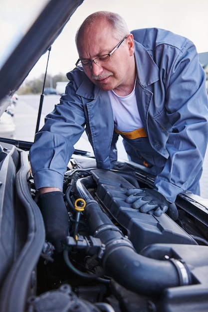 Foto grátis mecânico verificando um carro