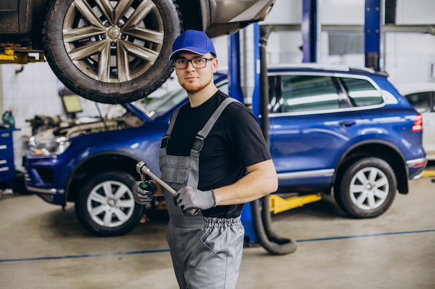 Mecanista de automóveis fazendo serviço de automóveis