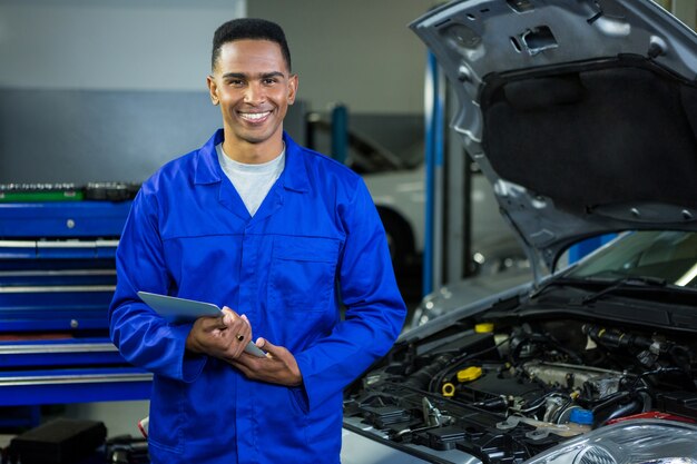 Mechanic usa a tabuleta digital