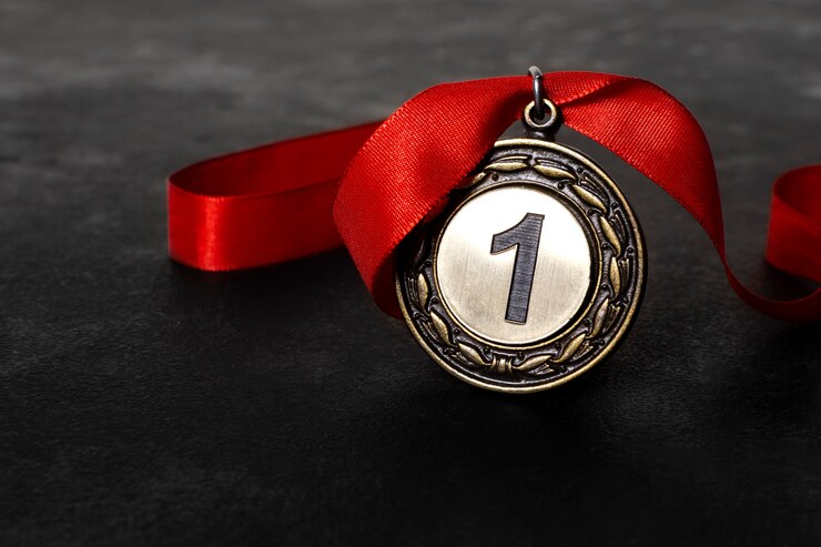 Foto grátis medalha de primeiro lugar com fita vermelha