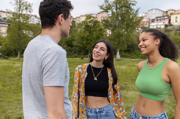 Mediano tirou pessoas sorridente ao ar livre