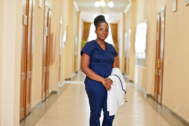 Médica africana profissional no hospital Negócios de saúde médica e serviço médico da África