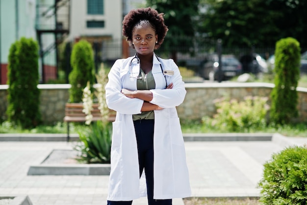 Médica afro-americana no jaleco com estetoscópio ao ar livre