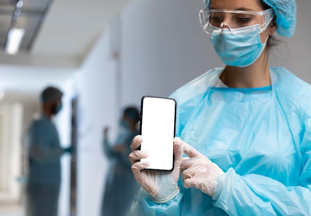Médica apontando para um smartphone
