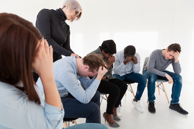 Médica, consolando pacientes de reabilitação