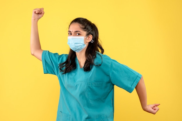 Foto grátis médica correndo em frente