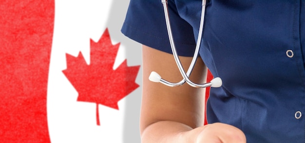 Médica de bandeira do Canadá com estetoscópio, sistema nacional de saúde
