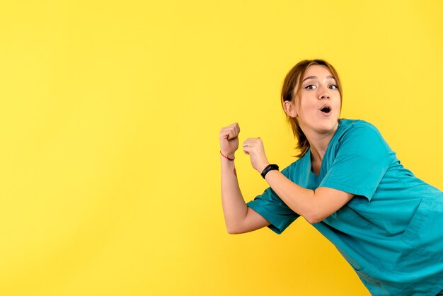 Médica de frente animada no espaço amarelo