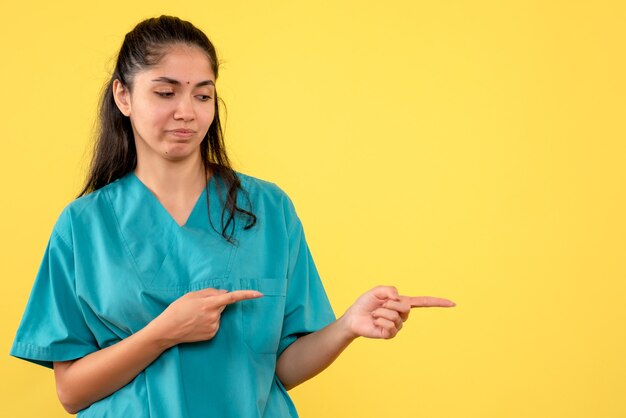 Foto grátis médica de frente apontando para algo em pé