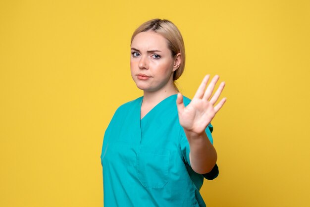 Médica de frente com camisa de médico pedindo para parar, enfermeira de emoção médica hospital covid pandemia