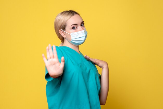 Médica de frente com camisa médica e máscara estéril, enfermeira de saúde ambiciosa médica do hospital