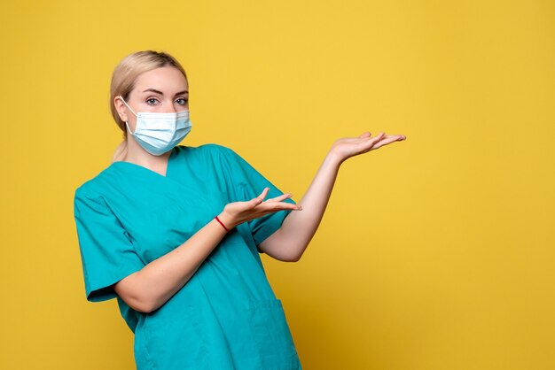Médica de frente com camisa médica e máscara estéril, enfermeira médica do hospital covid pandemia de saúde