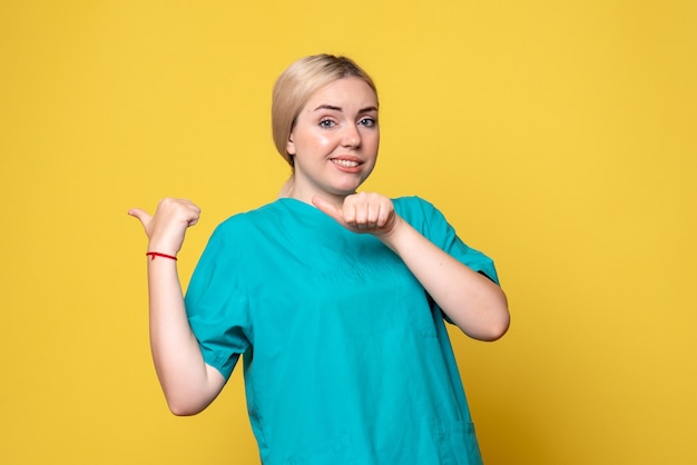 Médica de frente com camisa médica, emoção de enfermeira cobiçada pandemia de médico