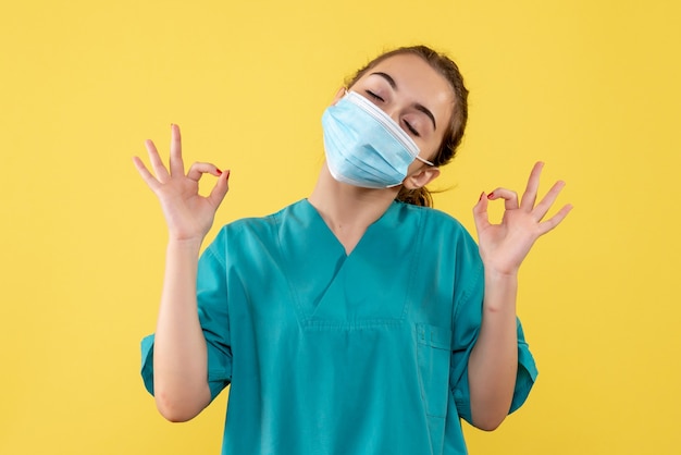 Médica de frente com camiseta e máscara médica, cor uniforme do vírus covid-19 da pandemia de saúde