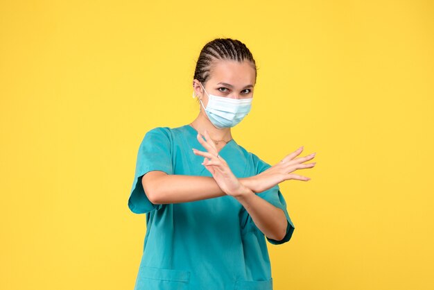 Médica de frente com camiseta e máscara médica, enfermeira de saúde pandêmica covid-19 hospital médico