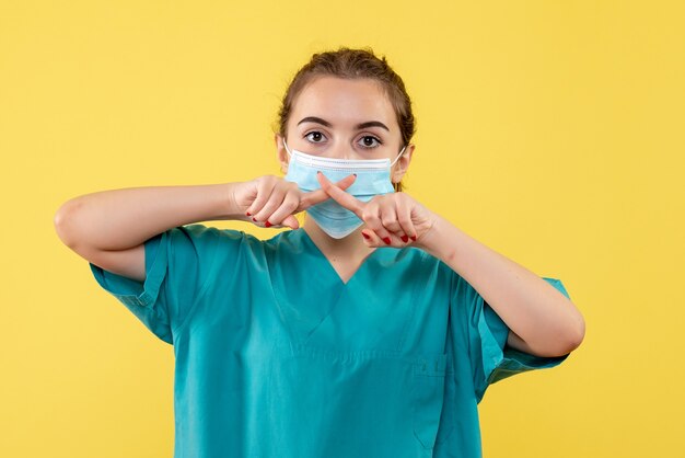 Médica de frente com camiseta e máscara médica, vírus covid-19 da cor pandêmica da saúde