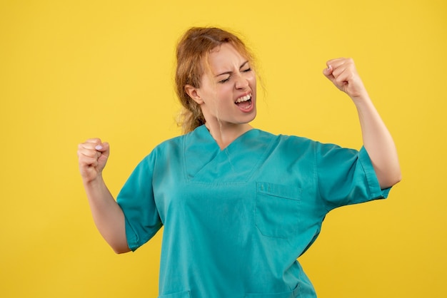 Foto grátis médica de frente com camiseta médica, cor covid-19 enfermeira médica