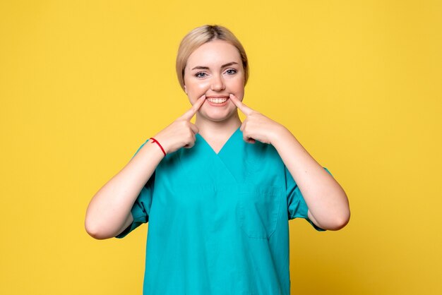 Médica de frente com camiseta médica, enfermeira pandêmica, médica, emoção covid