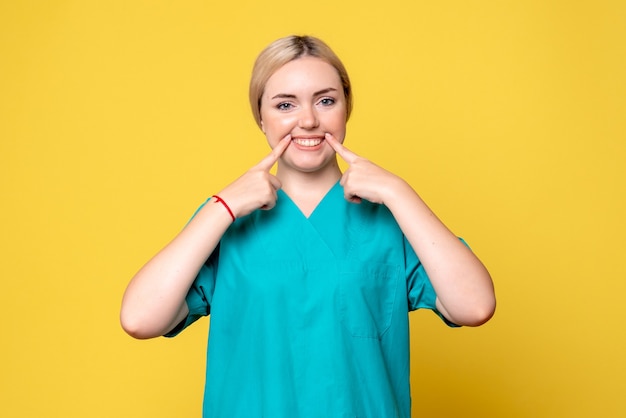 Médica de frente com camiseta médica, enfermeira pandêmica, médica, emoção covid