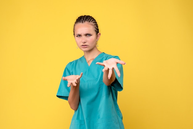 Médica de frente com camiseta médica, médica da saúde, enfermeira covida, emoção de cor