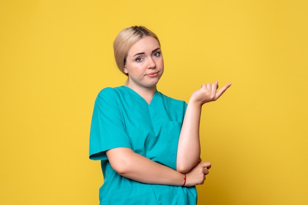 Médica de frente com camiseta médica, pandemia de emoção cobiçosa