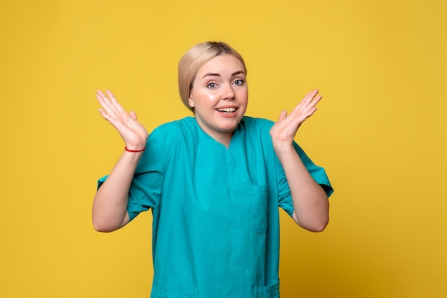 Médica de frente com camiseta médica, pandemia de emoção covid-19