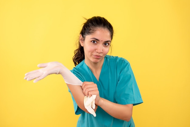 Foto grátis médica de frente com luvas de látex